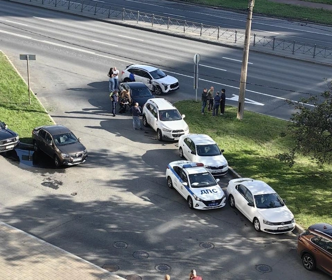 Каршеринг отправил байкера в припаркованные машины на Типанова | Источник: ДТП и ЧП | Санкт-Петербург | Питер Онлайн | СПб