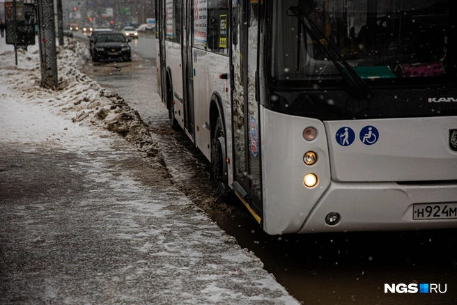 Мужчине стало плохо в автобусе | Источник: Александр Ощепков / NGS.RU