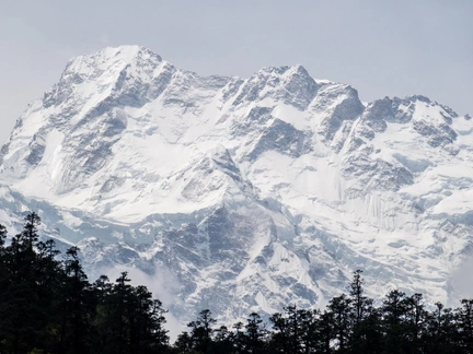 Спят в палатках при минус 28: альпинисты из РФ под руководством Андрея Васильева несколько дней выживают на горе Манаслу