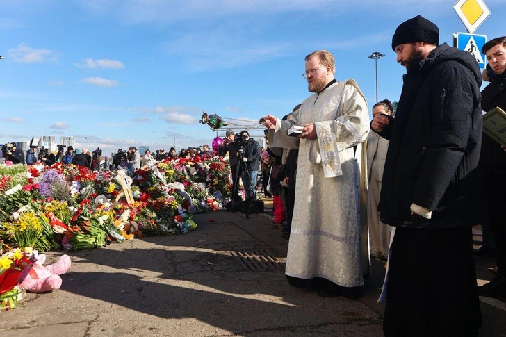 Панихида началась в полдень