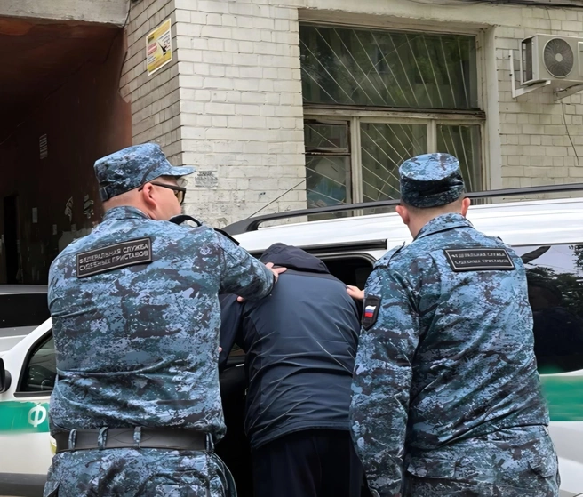 Не платил алименты и пытался скрыться от приставов на автобусе: в Воронеже задержали многодетного отца-должника | Источник: УФССП России по Воронежской области / vk.com/fssp_36