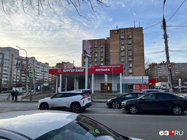 Ресторан прямо на перекрестке | Источник: читатель 63.RU