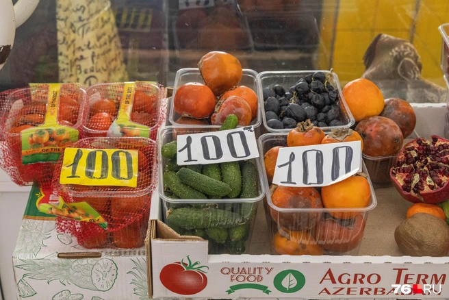 На выходе из крытой части Центрального рынка можно найти уцененные продукты не первой свежести. Здесь за килограмм огурцов просят 100 рублей. | Источник: Артем Бауман / 76.RU