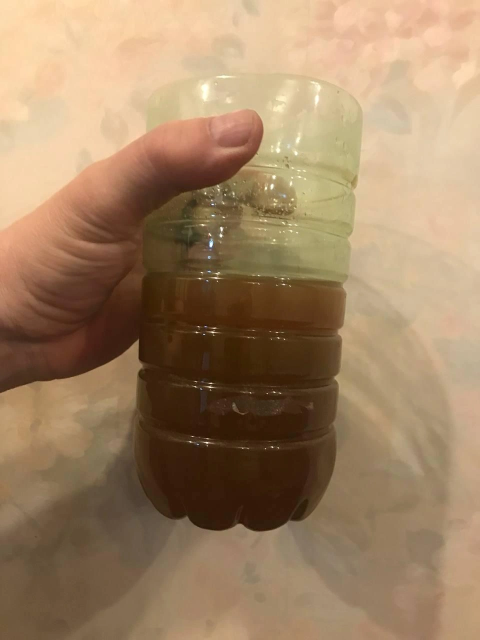 Такая вода шла из-под крана в доме на Воскресенской, 114 | Источник: читатель 29.RU