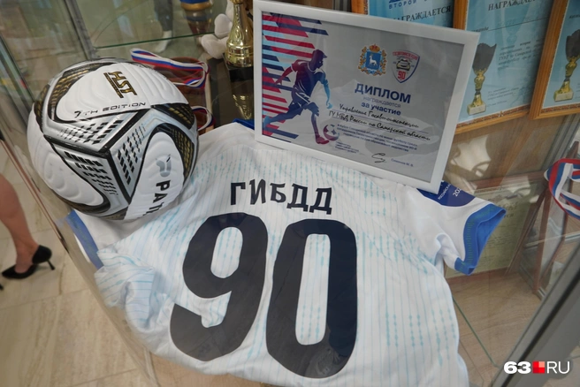Даже «Крылья Советов» сделали для Госавтоинспекции специальную форму «Звуки Победы» с числом 90 | Источник: Алексей Ногинский / 63.RU