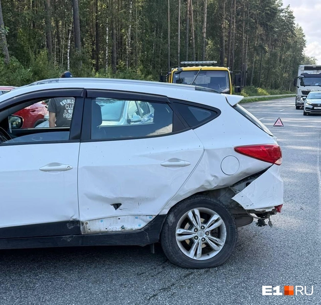 Hyundai получил удар в левую заднюю часть кузова | Источник: читатель E1.RU