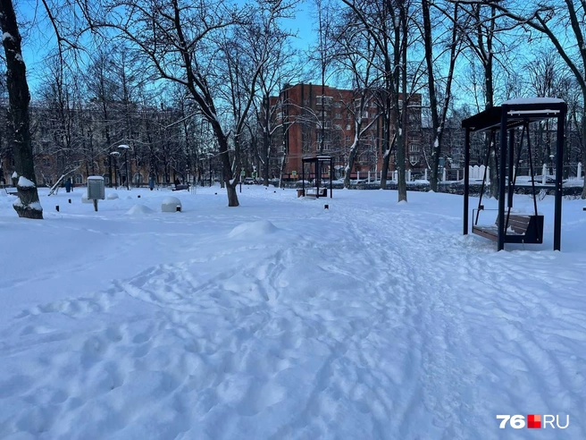 Сквер на площади Труда замело | Источник: Кирилл Поверинов / 76.RU