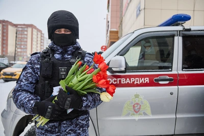 Росгвардейцы раздали сибирячкам тюльпаны на 8 Марта