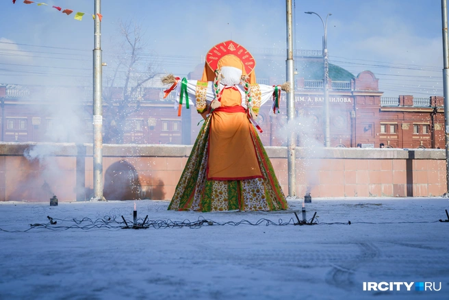 Разумеется, многие пришли проводить Зиму и встретить Весну. А для этого нужно сжечь чучело, иначе — никак | Источник: Арсений Чекмарёв / «ИрСити»
