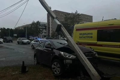 В Оренбурге Hyundai врезался в опору ЛЭП