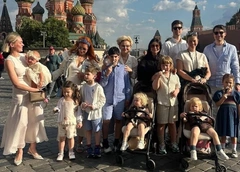 «Караван детей, внуков!»: Стриженова и Малышева с семьями погуляли по Красной площади и сделали яркие фото на память