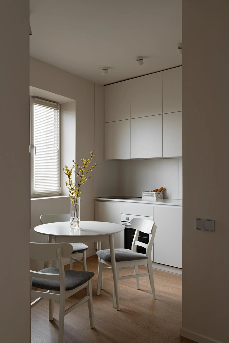Ламинат, Quickstep. Кухня, «Верна». Стол и стулья, «Стулбери». Бра, Philips. Свет, Maytoni. Декор, Kartell и Hay. | Источник: Александр Бурнатов. Стиль: Марьям Разуваева