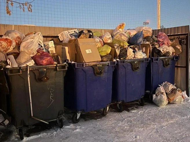 На Омской улице мусор сложен аккуратно, однако контейнеры полностью заполнены. | Источник: читатель 74.RU