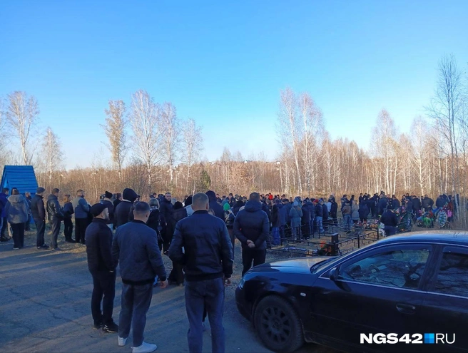 На похороны погибшего пришли десятки людей  | Источник: Редакция NGS42.RU