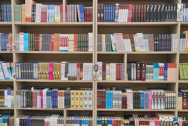 В школе № 217 большая библиотека, в которой есть места для отдыха | Источник: Александр Ощепков / NGS.RU