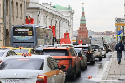 В центре Москвы перекрыли несколько улиц, пробки — шесть баллов