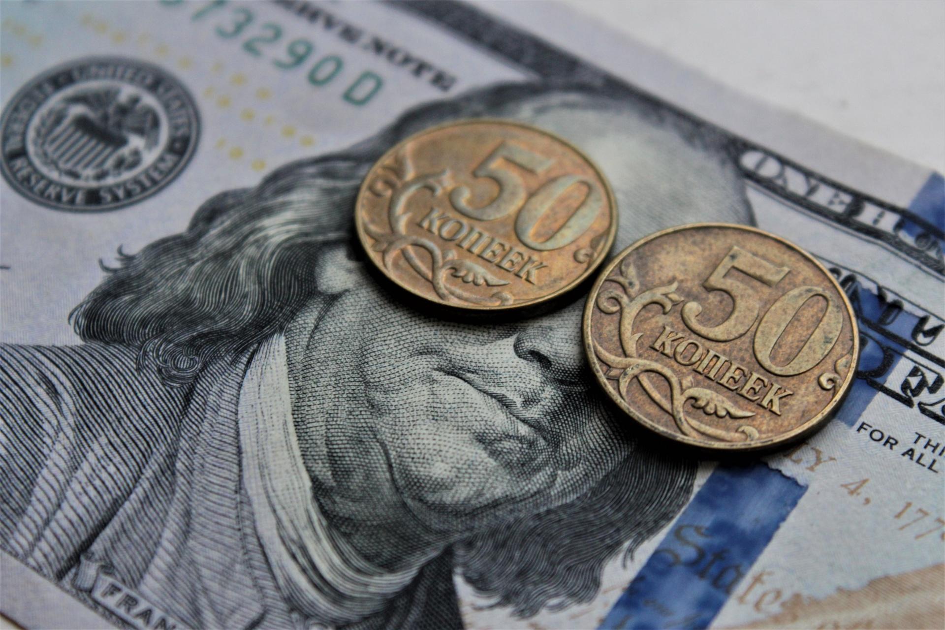 Доллар рубль т. Доллары в рубли. Долар на руб. Рубль против доллара. Доллар евро рубль.