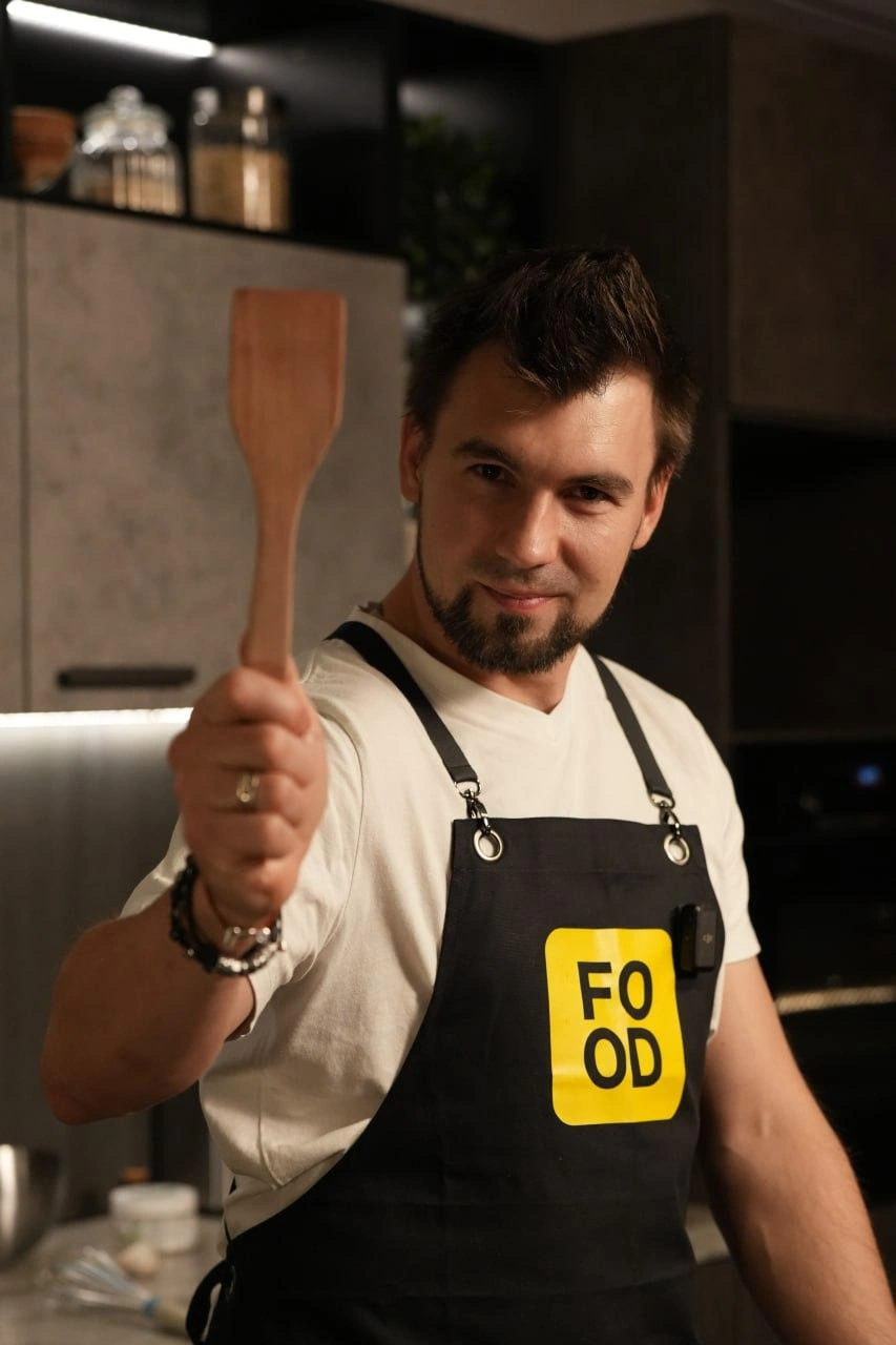 Сергей Кузнецов — бренд-шеф медиаплатформы Food.ru, известный шеф-повар и участник множества проектов и мастер-классов с большим опытом в ресторанной индустрии и сферах ивент и медиа. В качестве су-шефа он создавал кулинарные перформансы в «Театре Вкуса», а как шеф-фрилансер работал на необычных площадках — от мастер-классов в музее Зураба Церетели и «Сколково» до частной кухни в Швейцарии. | Источник: Food.ru