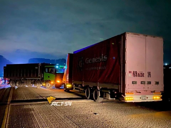 На тракте столкнулись фура и самосвал | Источник: «АСТ-54 Black» / Telegram