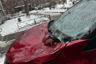 Сосульки разрушают машины в Волгограде