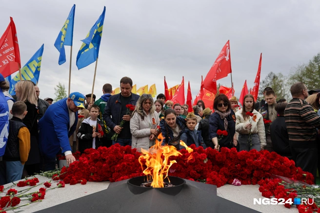 Горожане также возложили цветы | Источник: Нина Паршина / NGS24.RU