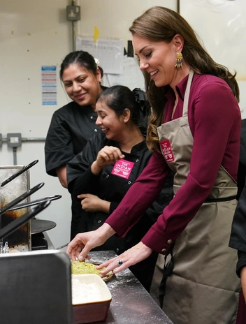 Кейт готовит в семейном ресторане индийской кухни в Бирмингеме, 20 апреля 2023