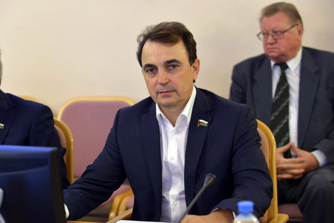 Политик не особенно активен в соцсетях. Это касается не только постов о личной жизни, но и работы | Источник: Владимир Ермолаев / Vk.com