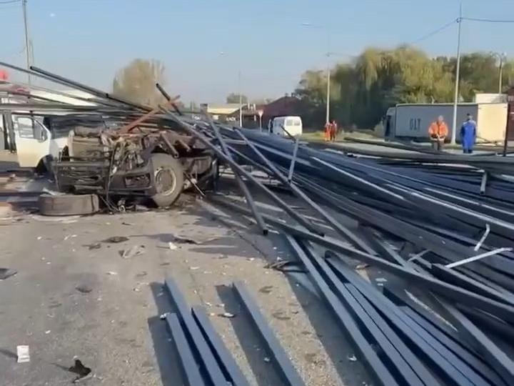 Пункт назначения. Под Армавиром в ДТП с грузовиком столкнулись шесть автомобилей — видео