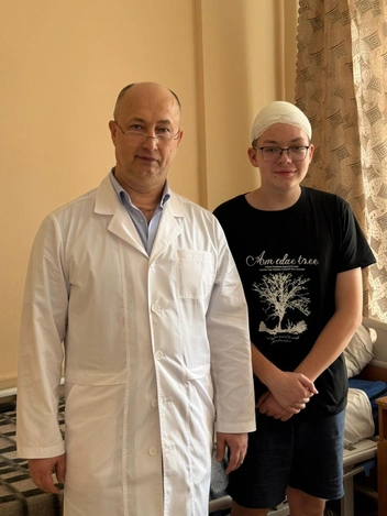 Юный пациент с нейрохирургом, проводившим операцию, Крюковым Евгением Юрьевичем | Источник: предоставлено Детской городской больницей № 1