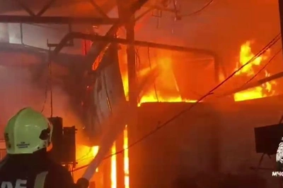 В Краснодаре тушат пожар на складах