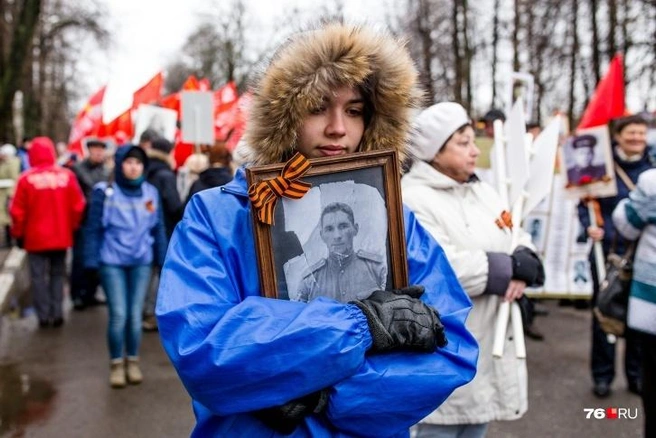 Благодаря отмене основных ковид-ограничений, провести «Бессмертный полк» в этом году стало возможным в очном формате | Источник: Александра Мамонтова