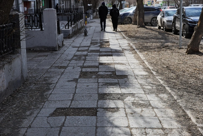 На тротуарах можно играть в классики: прыгать в места, где отсуствует плитка | Источник: Александр Ощепков / NGS.RU