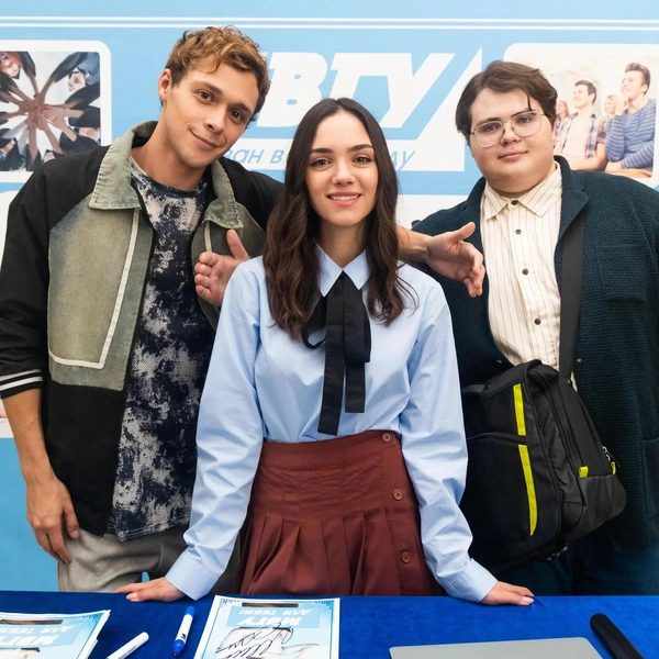 С артистами сериала «Универ. Молодые» | Источник: телеканал ТНТ