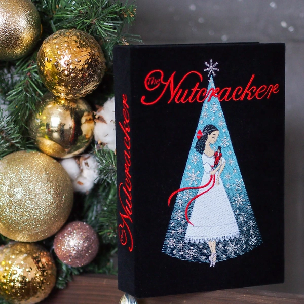 Пара к наряду для просмотра новогоднего «Щелкунчика» | Источник: BookShelf by Elena Petrova / Vk.com