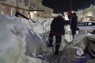Снежная масса рухнула с крыши дома в Пестречинском районе