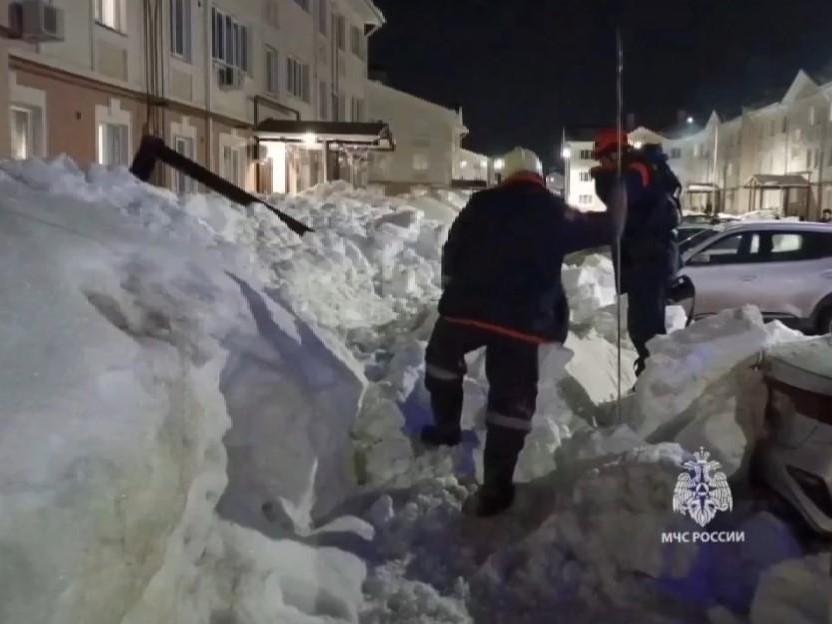 Огромная глыба снега рухнула с крыши дома под Казанью