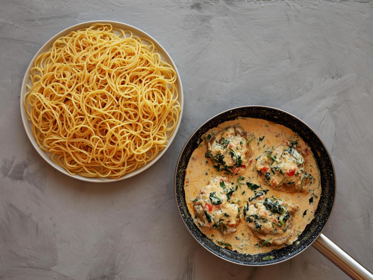 Спагетти с курицей в сливочном соусе, пошаговый рецепт на ккал, фото, ингредиенты - Оксана Чуб
