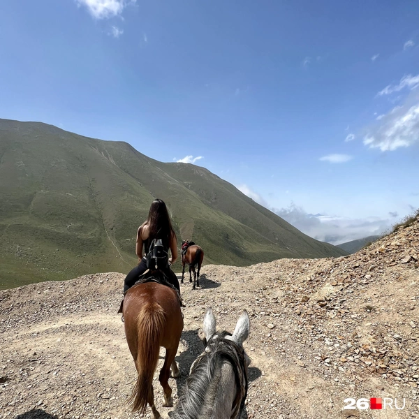 Горы, облака и дорога&nbsp;— то, ради чего сюда приезжают | Источник: Ислам Узденов