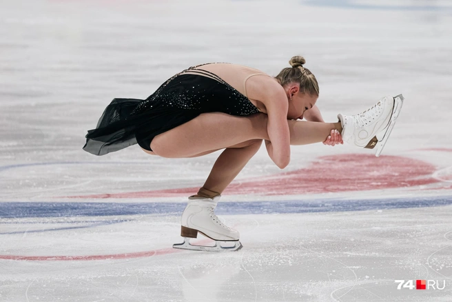 Бронзовая чемпионка России Мария Захарова старательно выполняла сложные фигуры | Источник: Наталья Лапцевич