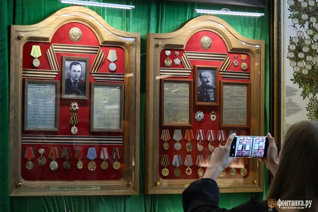 На ПМЭФ показали двенадцать наград отца Владимира Путина, среди них Орден Отечественной войны | Источник: Дарья Драй / «Фонтанка.ру»