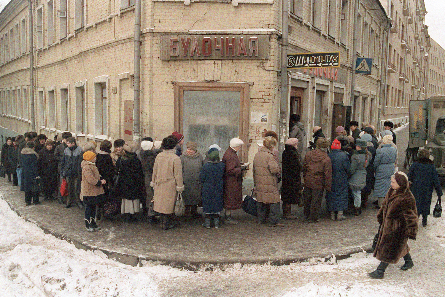 Как жила Москва в 90-e: история в картинках | MAXIM