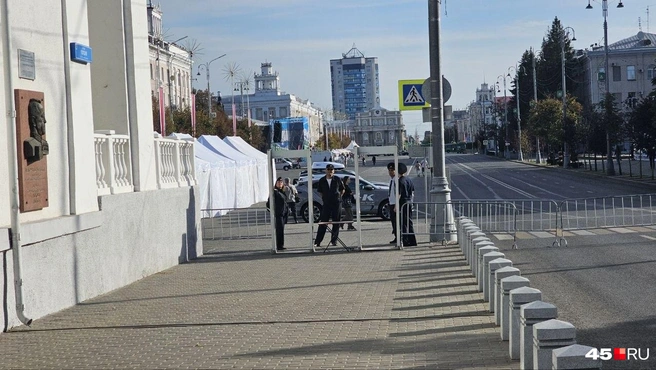 Пешеходы смогут пройти только через рамки | Источник: Дарья Никитченко / 45.RU