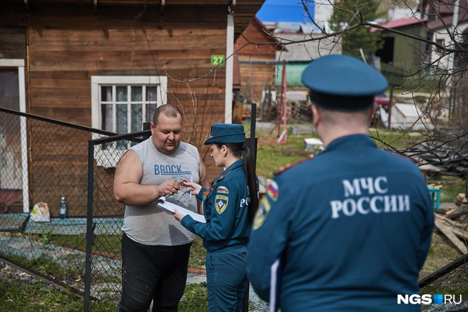 МЧС вместе с инструкциями раздавали георгиевские ленточки | Источник: Александр Ощепков / NGS.RU