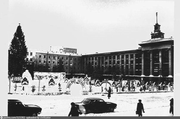 Советская площадь, 1990-е годы | Источник: История Уфы и Башкортостана | Старые фотографии / Vk.com