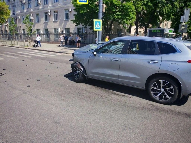 Пожилой мужчина переходил дорогу по зебре на зелёный свет, машины в это время стояли. Но, видимо, не все | Источник: ГУ МВД по Воронежской области / max.ru
