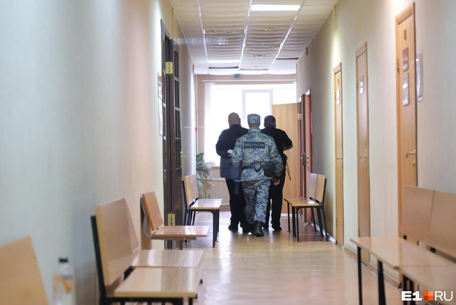 Из зала суда их вывели под конвоем  | Источник: Владислав Лоншаков / E1.RU