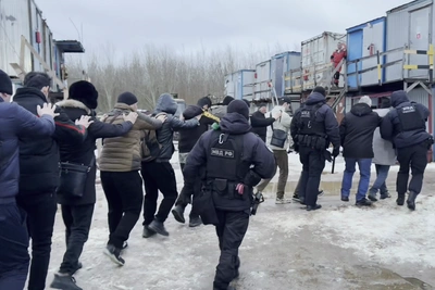 «Че не открываем?»: рейд полиции на стройке в Ленобласти