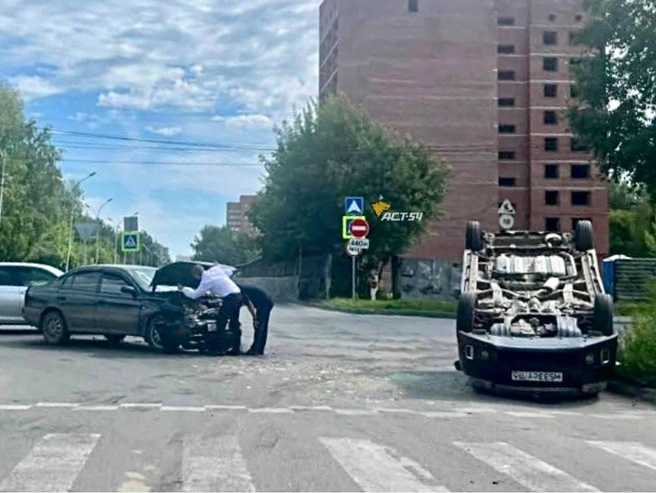 Автомобиль перевернулся после удара | Источник: «АСТ-54 Black» / Telegram