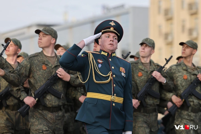 «Коробки» шли ровным строем друг за другом | Источник: Алексей Волхонский / V1.RU