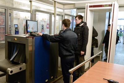 Почему в метро не пускают с разряженными устройствами